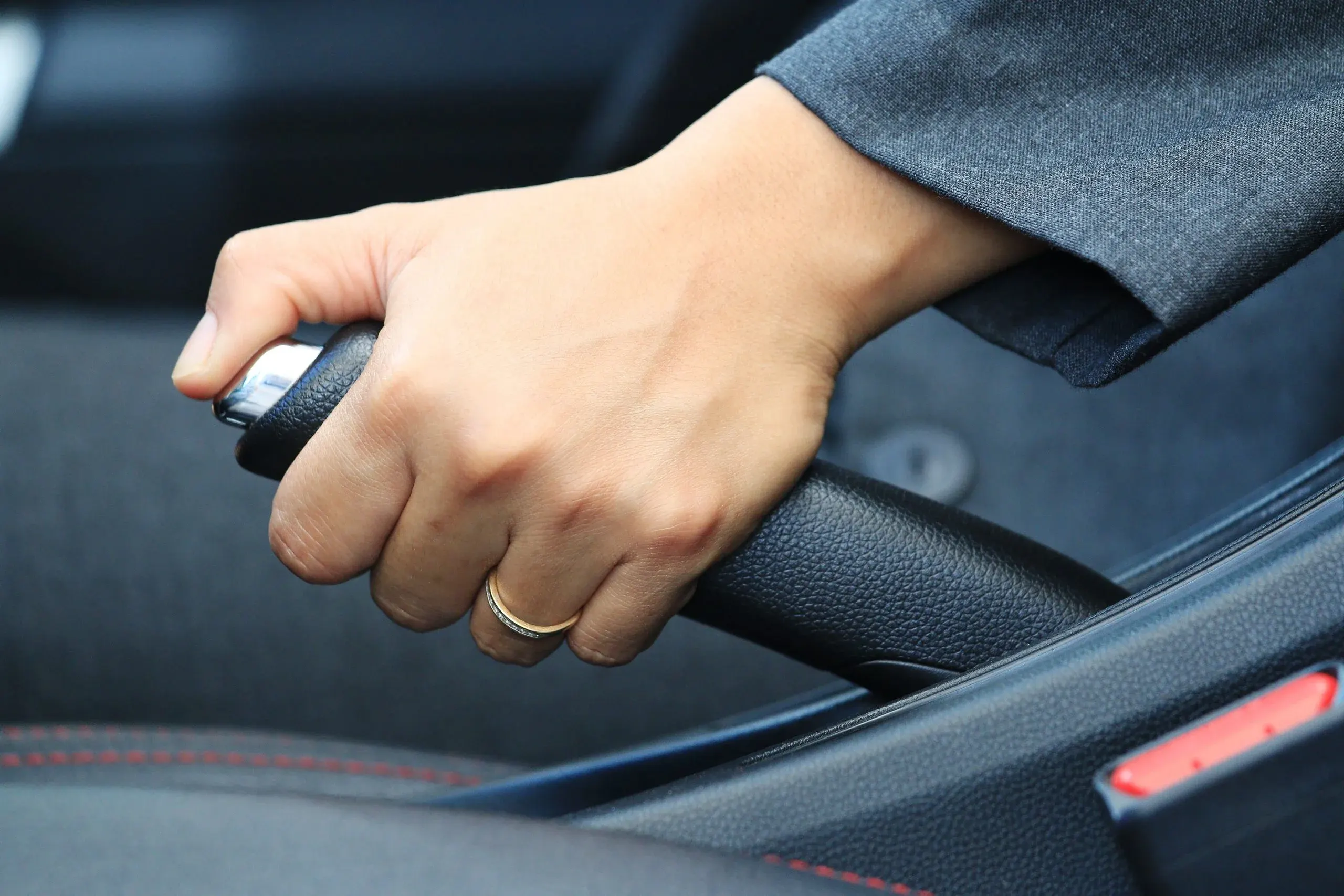 The solution to the electric car handbrake does not return